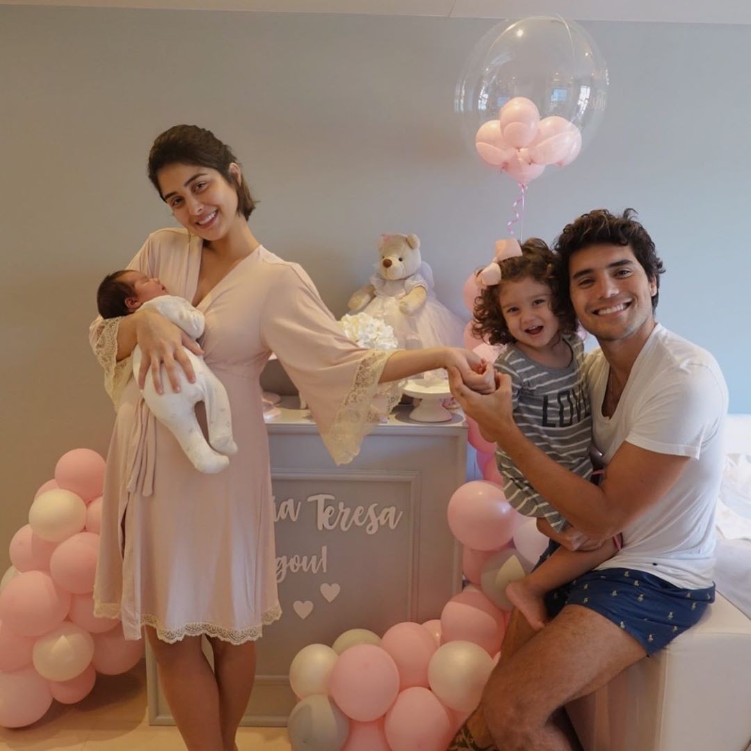 Letícia Almeida com as filhas e o marido (Foto: Reprodução / Instagram)