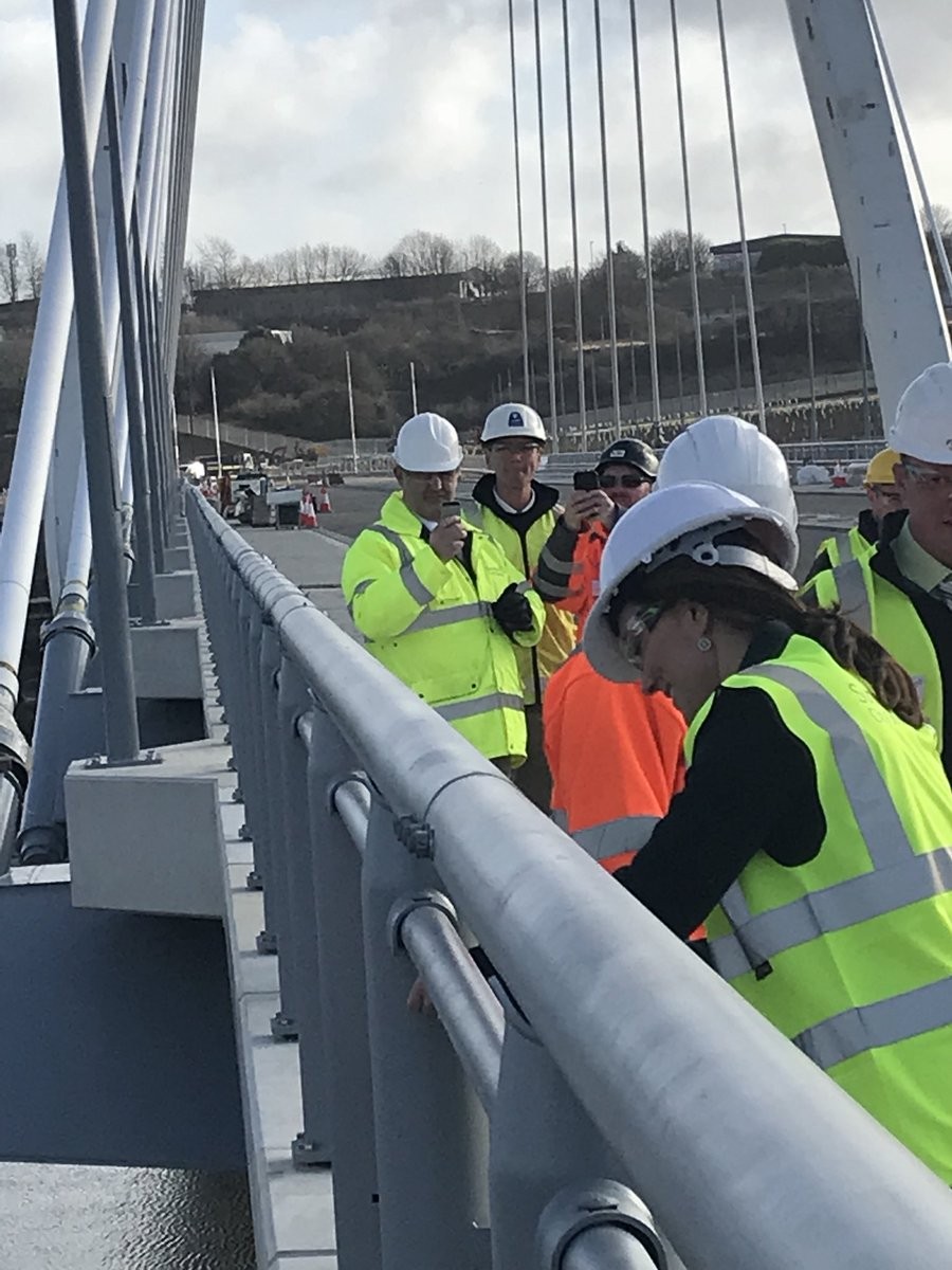 Kate Middleton em ação durante visita a ponte em construção (Foto: Reprodução/Twitter @ramintasad)
