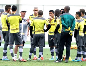 Oswaldo de oliveira conversa com o time do botafogo  (Foto: Ricardo Sodré / SSPress)