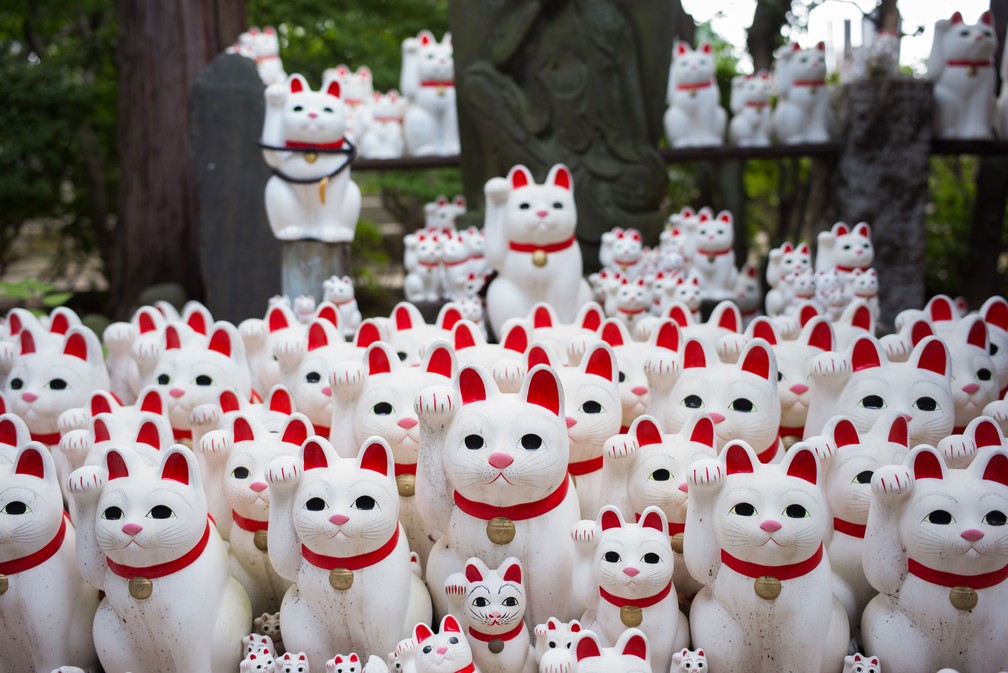 Gatos ‘maneki-neko’ estão por toda parte no templo Gotokuji, em Tóquio — Foto: Martin Bureau / AFP