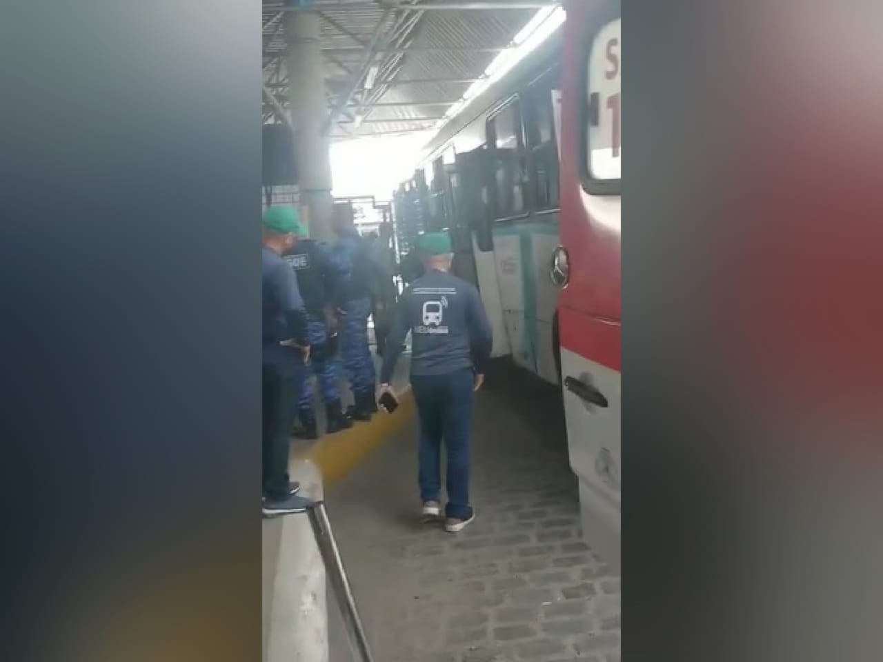 Passageira morre imprensada entre ônibus e grade em terminal de Fortaleza
