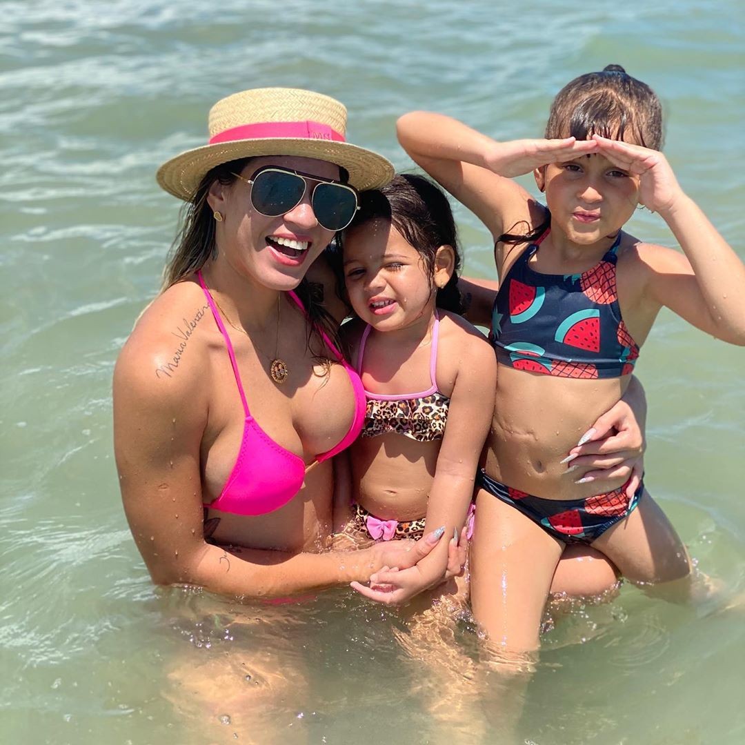 Milena Benfica com as filhas na Bahia (Foto: Reprodução Instagram)