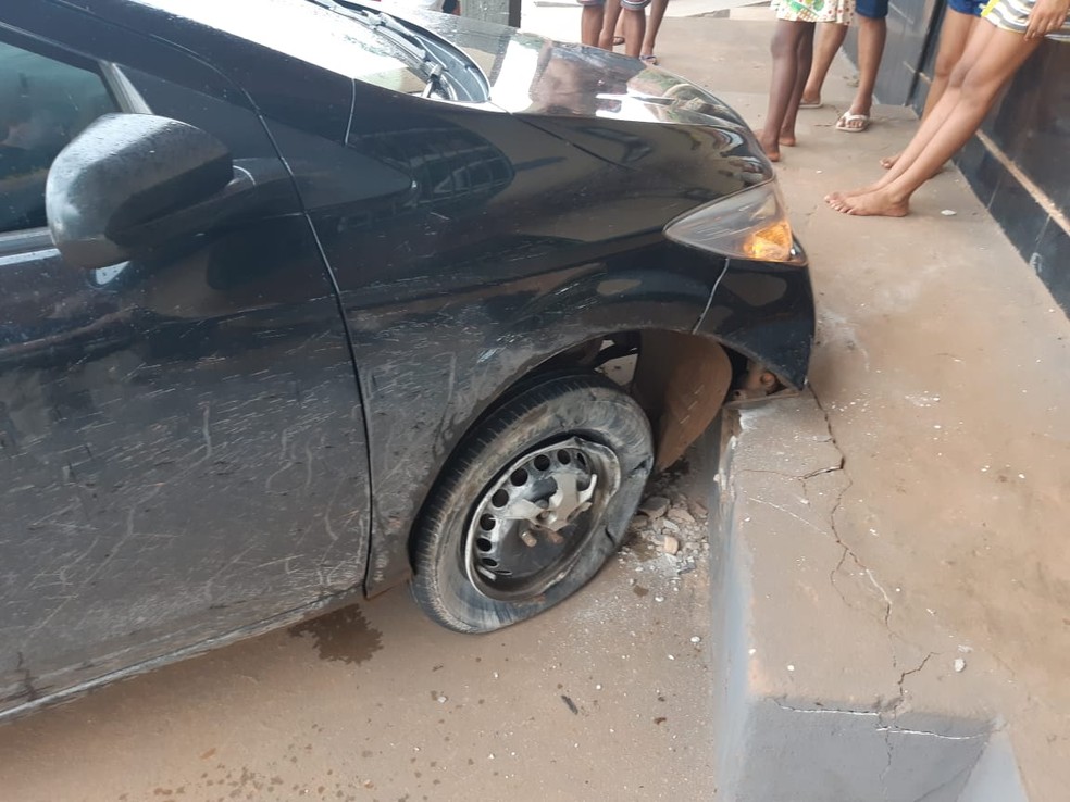 Motorista bateu em calçada, mas ninguém se feriu — Foto: Divulgação/PRF
