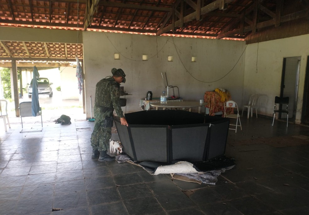 Polícia Ambiental também confiscou um rebolo, espaço onde é realizada a rinha — Foto: Polícia Ambiental/Divulgação