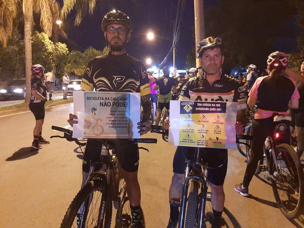 Ciclistas carregam faixas para cobrar conscientização no trânsito em Piracicaba — Foto: Caroline Giantomaso/ g1