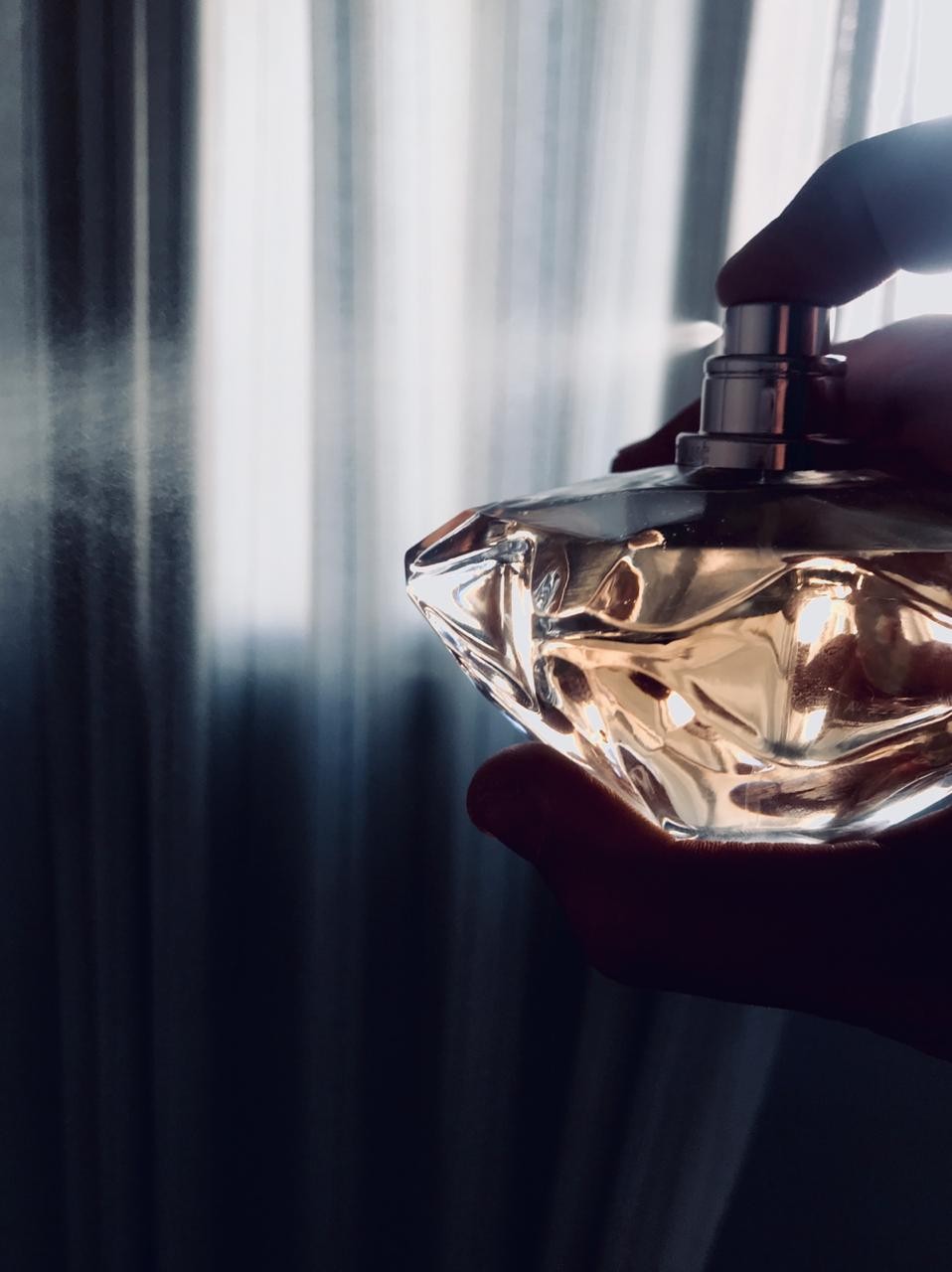 Perfume Lady Emblem sendo borrifado no ar (Foto: Acervo Pessoal)
