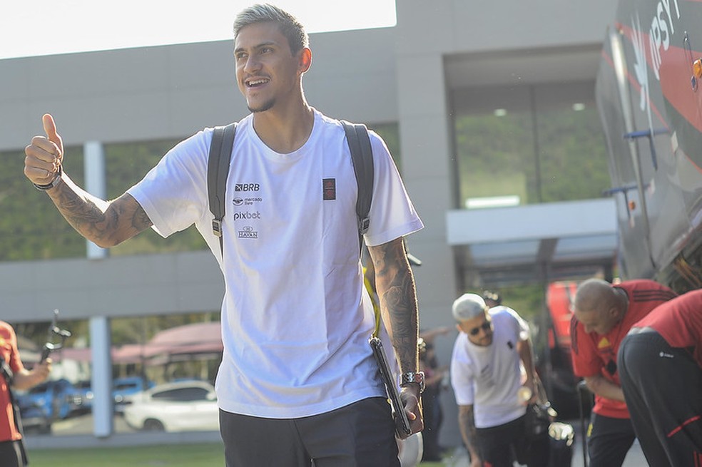 Pedro no embarque do Flamengo para o Equador &mdash; Foto: Marcelo Cortes / Flamengo