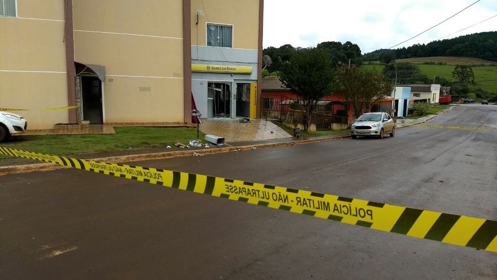 LadrÃµes explodiram as trÃªs agÃªncias bancÃ¡rias da cidade  (Foto: Eduardo Andrade/RPC)