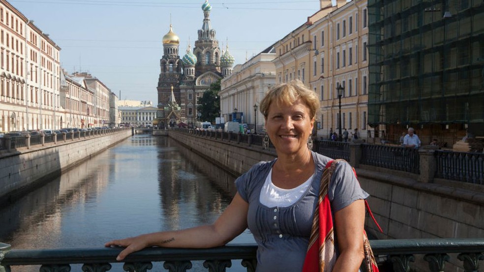 Iracema durante passagem pela Rússia: ela sonhou em viajar a vida inteira, mas só conseguiu fazê-lo depois de se aposentar (Foto: Arquivo pessoal)