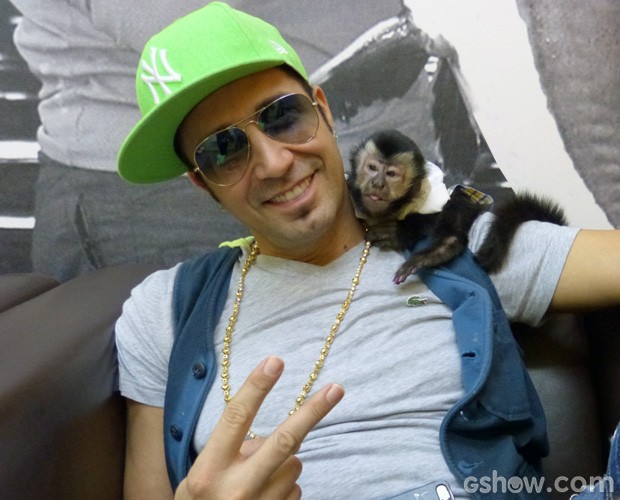 Latino e seu novo xodó, o macaco Twelves (Foto: Mais Você/TV Globo)