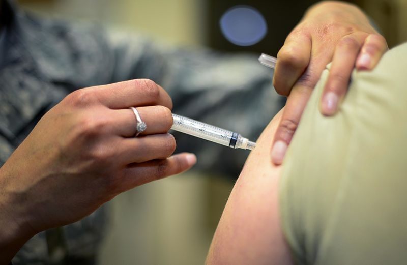 Vacina tríplice viral é a usada para evitar sarampo, rubéola e cachumba (Foto: Senior Airman Areca Wilson/Wikimedia Commons)