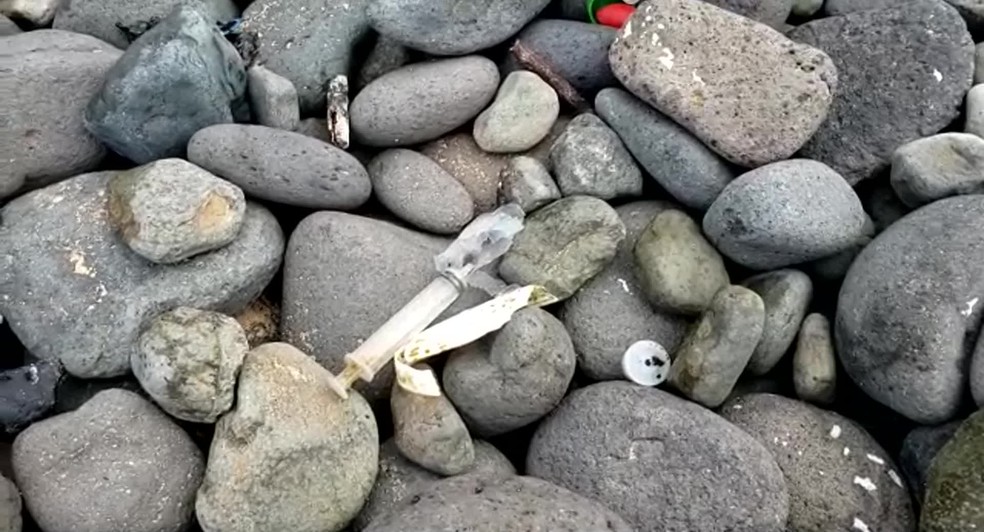 Seringas estão entre os materiais que surgiram junto com óleo em praias de Fernando de Noronha — Foto: Ana Clara Marinho/G1 PE