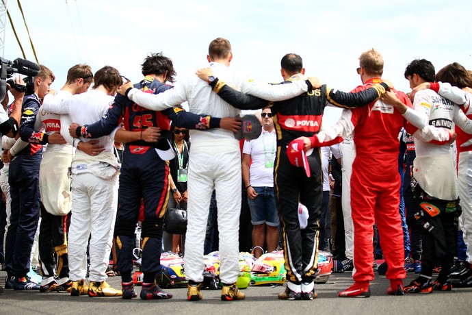 Pilotos fazem corrente de oração para Jules Bianchi antes do GP da Hungria (Foto: Getty Images)