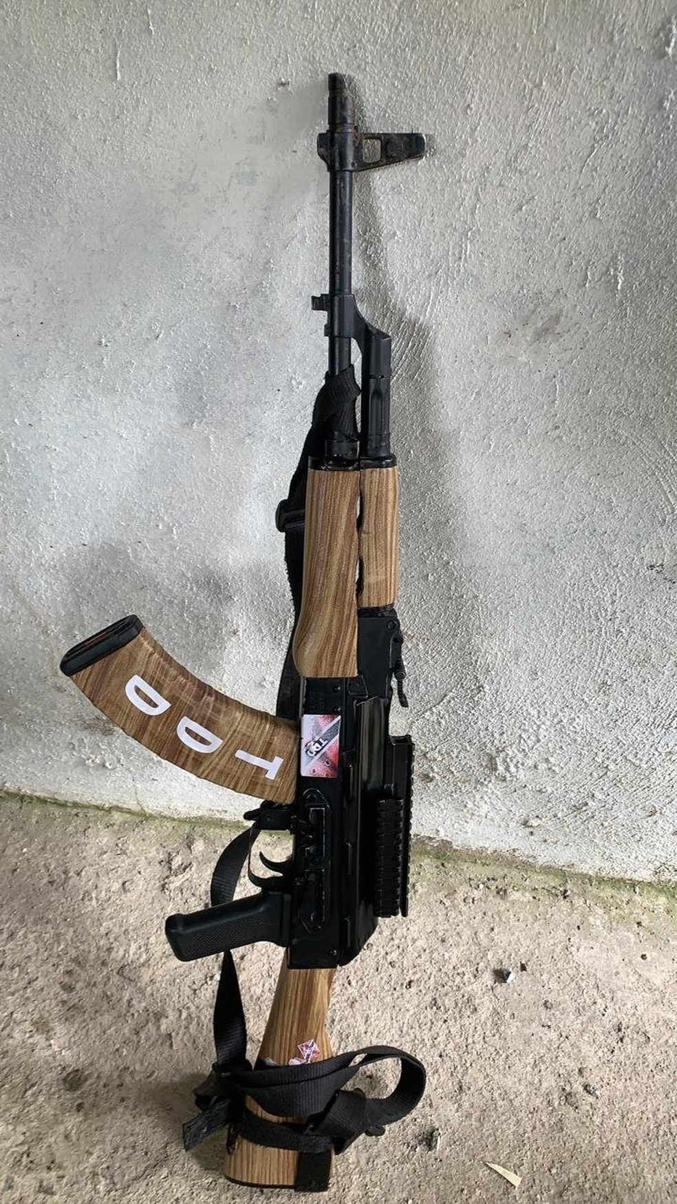 Fuzil é apreendido durante operação no Complexo do Salgueiro, em São Gonçalo — Foto: Divulgação/PMERJ