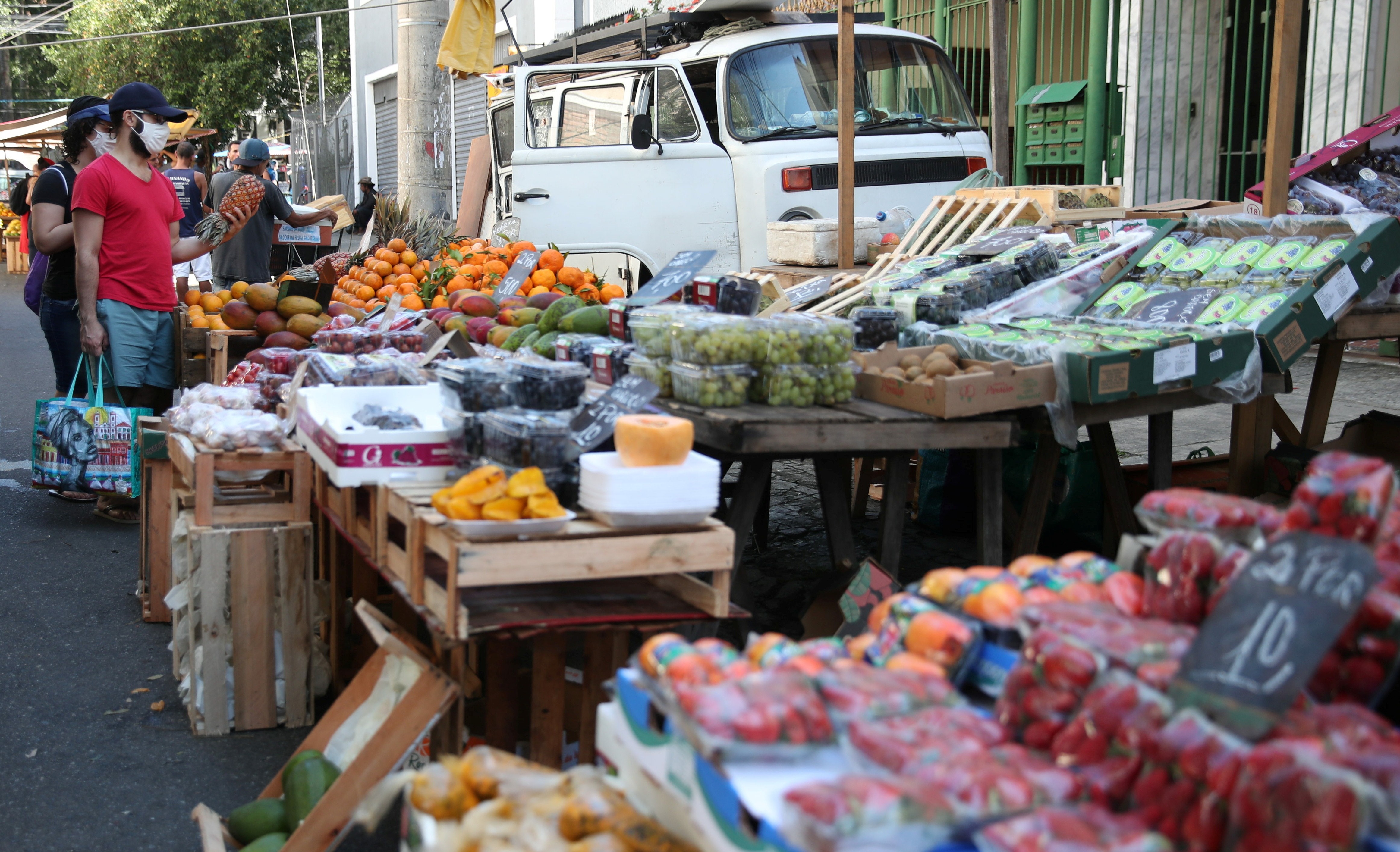 Consumidores fazem compras em mercado de rua do Rio de Janeiro  (Foto: REUTERS/Ricardo Moraes)