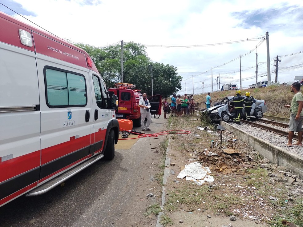 Carro é atingido por trem em Natal e motorista fica ferido | Rio Grande do  Norte | G1