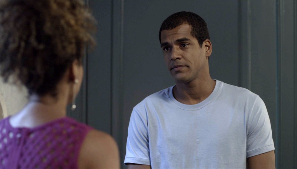 Yuri (Marcello Melo Jr.) descobre que Gisele (Sheron Menezzes) tem um amante — Foto: Globo