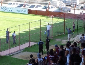 Vito Capucho, preparador de goleiros do Espírito Santo FC, foi expulso do banco de reservas (Foto: Bruno Marques/Globoesporte.com)