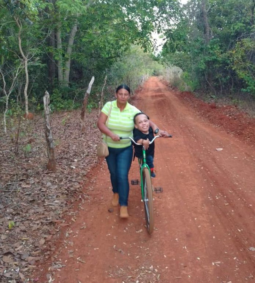 Estrada que Maria e Douglas percorrem para pegar ônibus e ir à faculdade — Foto: Douglas da Silva