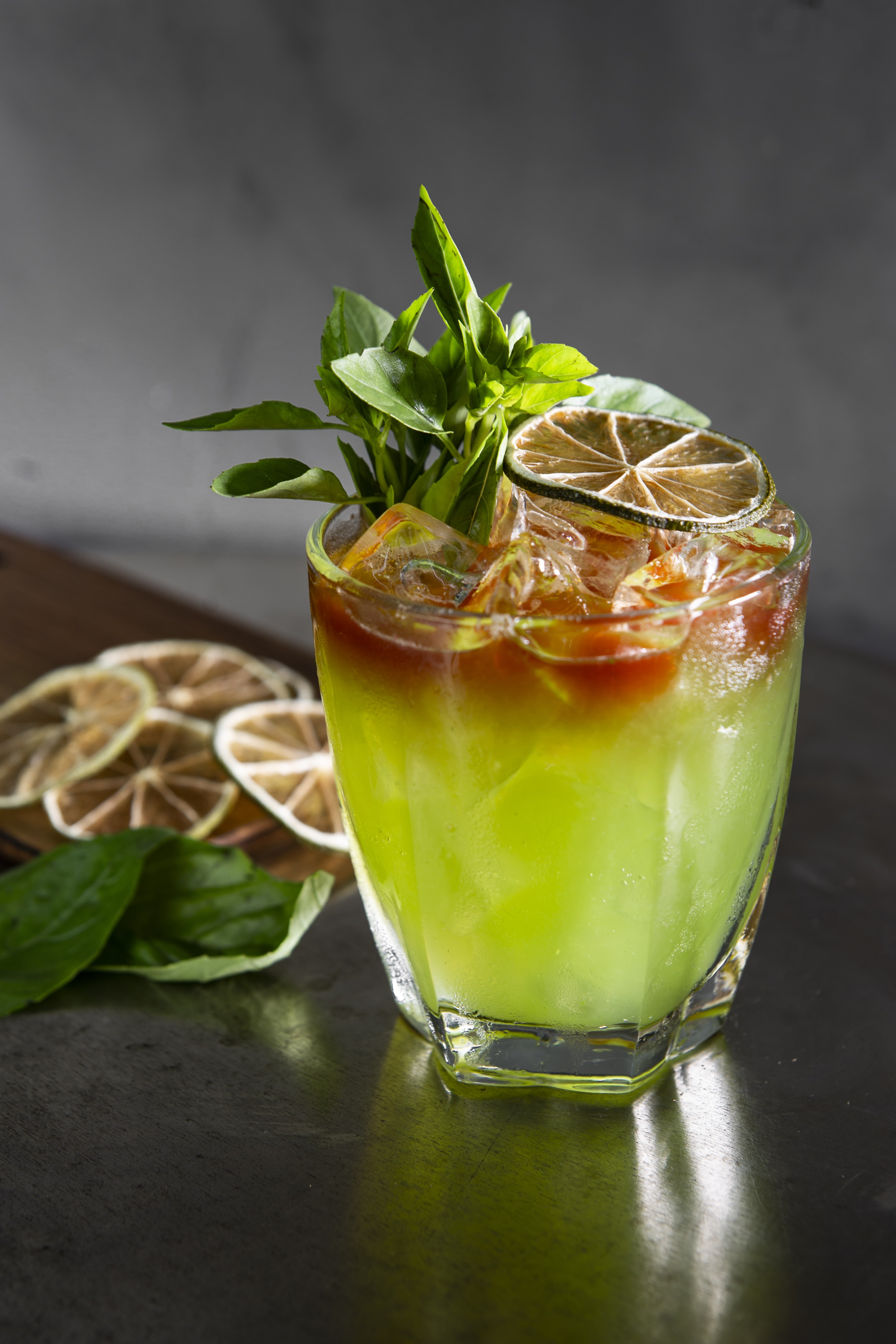 Drink refrescante com gim leva limão e manjericão em receita (Foto: Agência Belê / Divulgação)