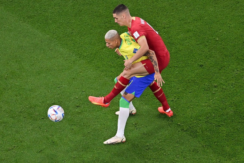 'Gigante' sérvio de 1.95m que lesionou Neymar é conhecido por entradas violentas. Na foto, marca Richarlison, autor dos gols da vitória do Brasil