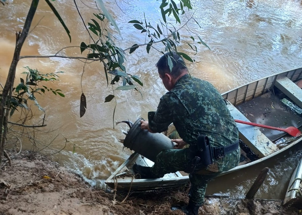 Após prisão de dois homens por porte ilegal, Polícia Ambiental devolveu peixes ainda vivos para o rio, em Porto Ferreira — Foto: Polícia Ambiental/Divulgação