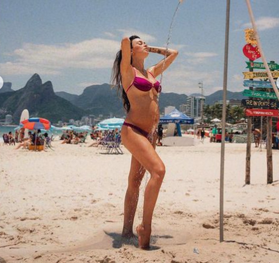 Grávida, Thaila Ayala exibe barriguinha em dia de praia