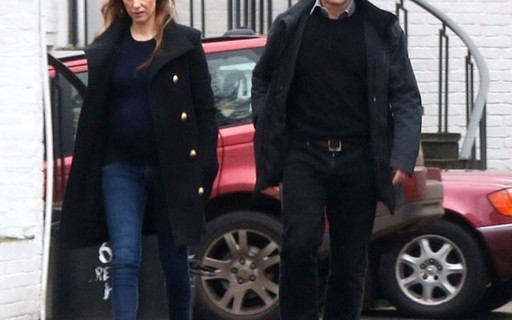 Hugh Grant passeia com a mulher, grávida do quinto filho do ator