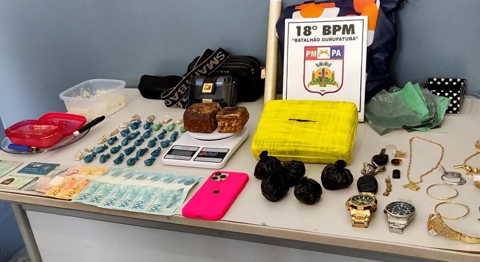 Drogas, dinheiro, joias, relógios encontrados na casa da professora Rosângela Araújo de Brito foram levados para a delegacia — Foto: Arney Barreto