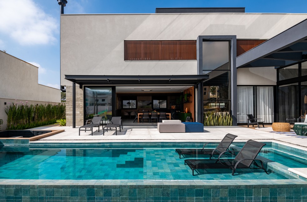 Casa de 522 m² com piscina, salão de beleza particular e fachada moderna |  Casas | Casa Vogue