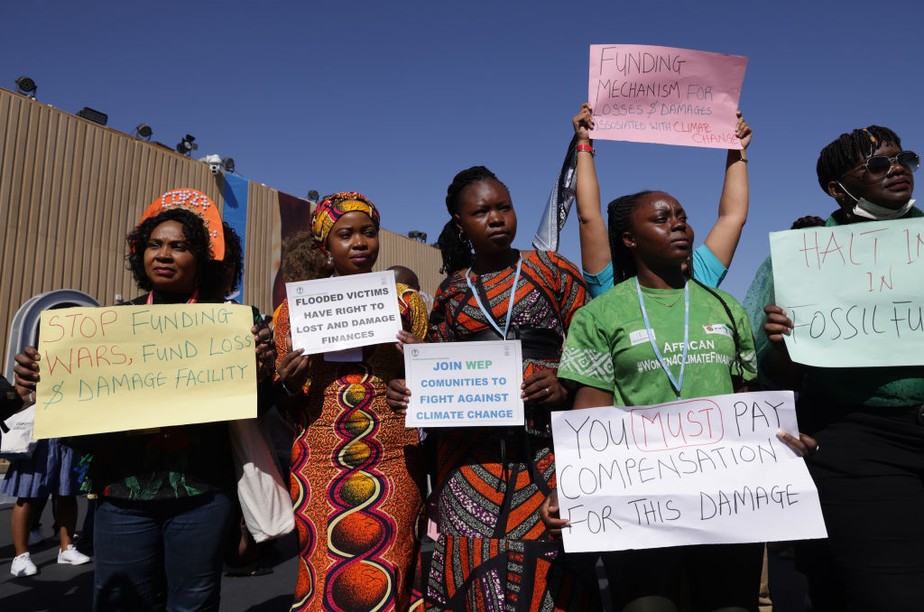 Ativistas africanos exigem financiamento climático e pagamentos de compensação de países ricos para países pobres em protesto na COP27