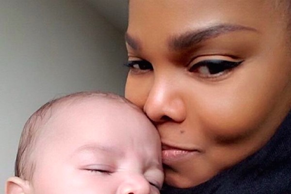 A cantora Janet Jackson com o filho (Foto: Instagram)