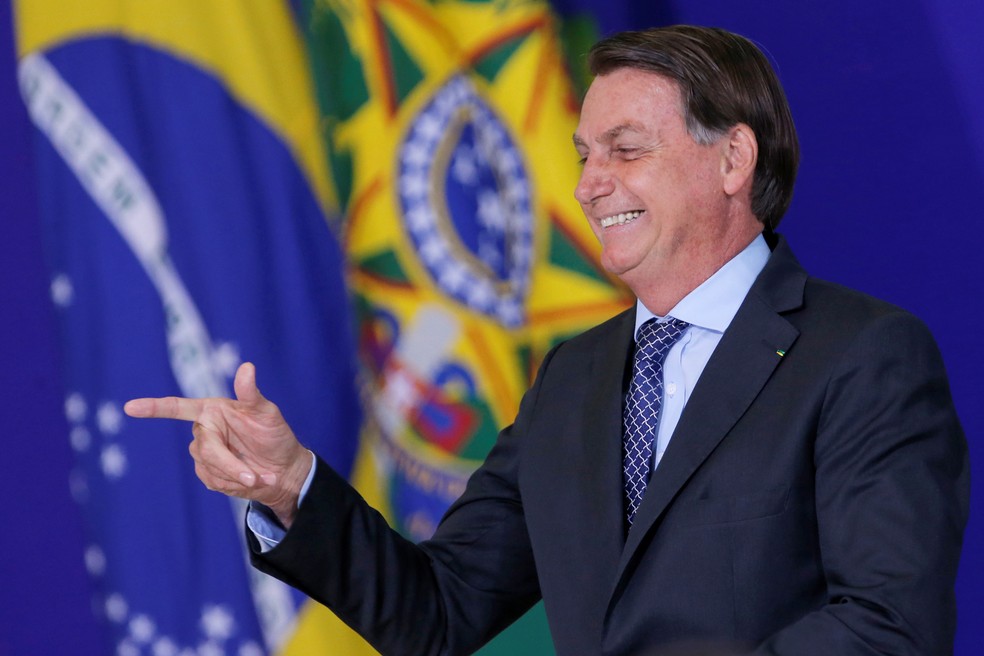 O presidente Jair Bolsonaro chegou a comemorar a suspensão dos testes em novembro depois da morte de um voluntário por suicídio — Foto: Adriano Machado/Reuters