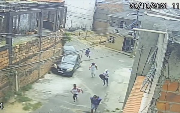 Câmera de segurança registra correria de estudantes após assalto em Salvador — Foto: Reprodução/Redes Sociais
