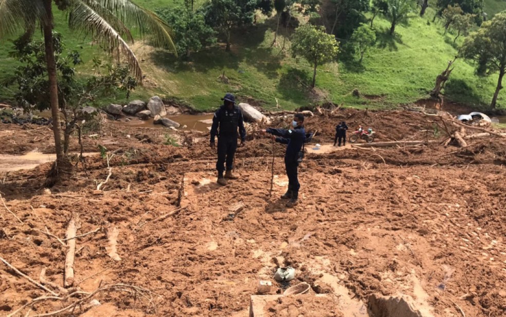 Buscas por idoso que teve casa soterrada são retomadas em Amargosa, interior da Bahia — Foto: Muller Nunes/TV Bahia