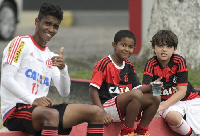 Gabriel, destaque do treino, com os filhos de Márcio Araújo e Oswaldo de Oliveira (Foto: Gilvan de Souza / Flamengo)