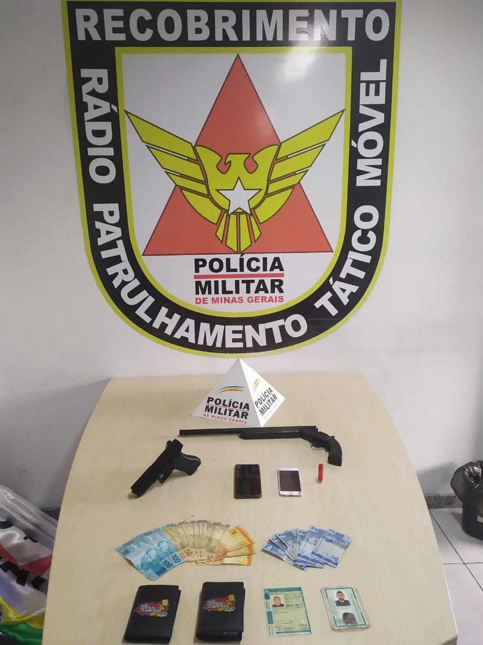 Material encontrado com o motorista foi apreendido pela Polícia Militar — Foto: Divulgação / Polícia Militar