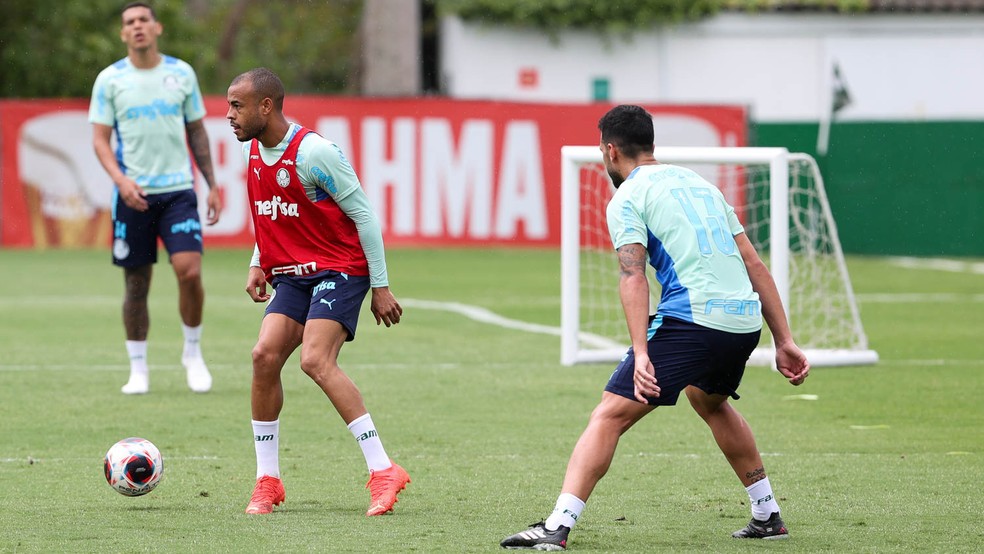 Mayke treina com o elenco na Academia de Futebol — Foto: Cesar Greco/Palmeiras