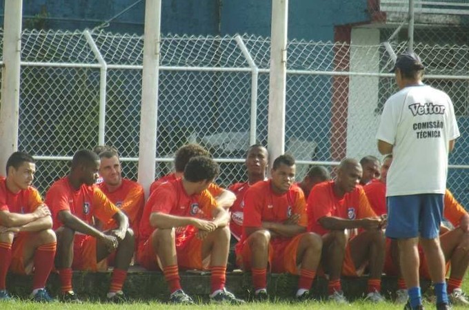 Olho no Fla: técnico ergue moral do Frizão com papo longo após goleada