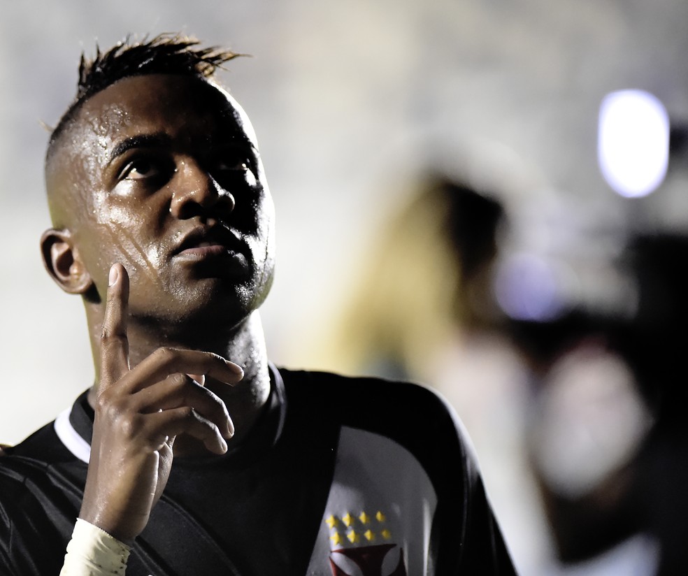 Kelvin em comemora��o em S�o Janu�rio na vit�ria do Vasco (Foto: Andr� Dur�o)
