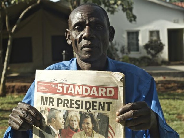 Vitalis Oloo exibe edicação de 21 de janeiro de 2009 do jornal queniano 'Standard', com Barack Obama assumindo o cargo de presidente dos Estados Unidos. Vitalis mora próximo ao povoado de Kogelo, onde nasceu o pai de Obama (Foto: Xavi Fernández de Castro/EFE)