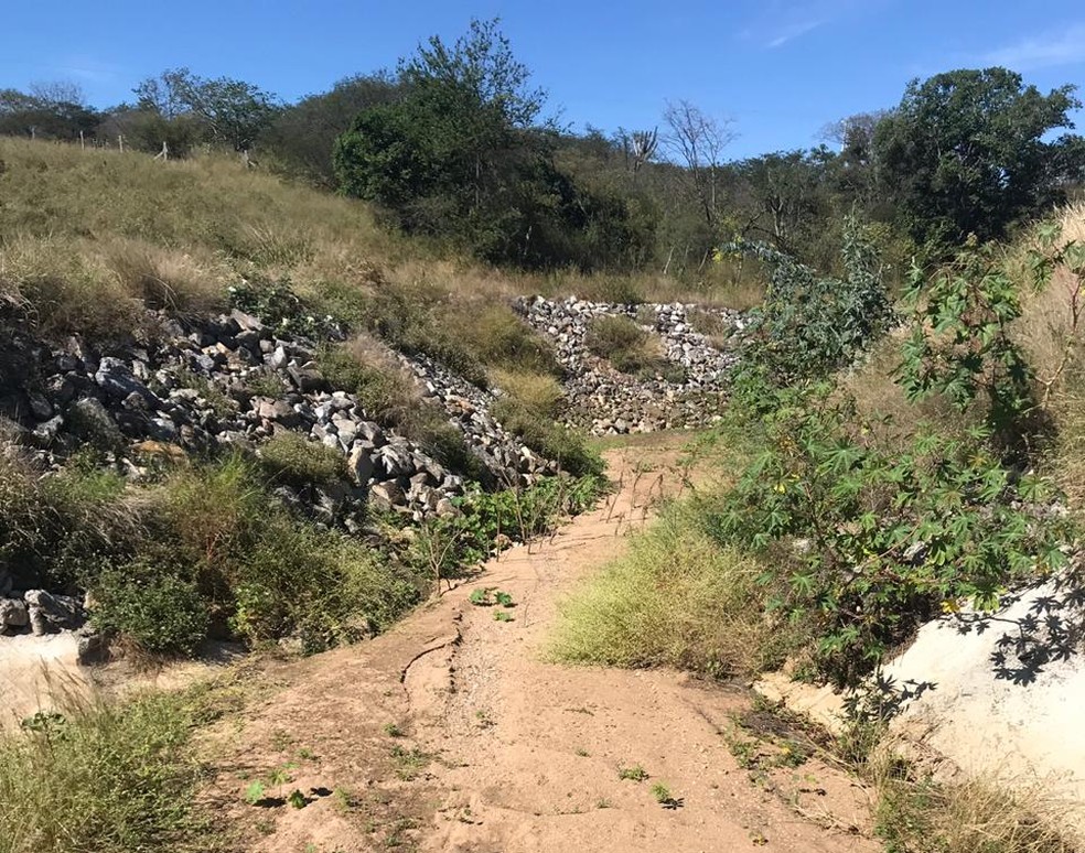 Local onde antes havia um riacho, e que secou devido ao impacto da obra de transposição do Rio São Francisco — Foto: Arquivo Pessoal