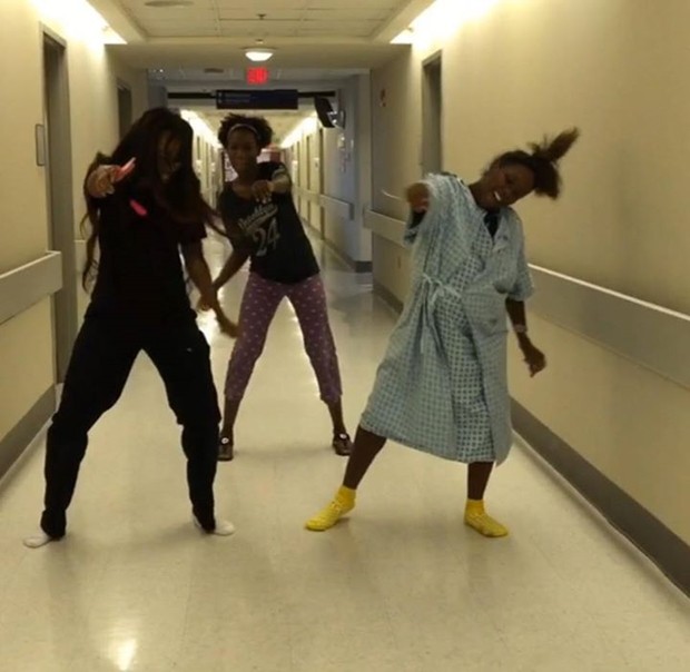 Grávida dança com acompanhantes no corredor do hospital (Foto: Reprodução)