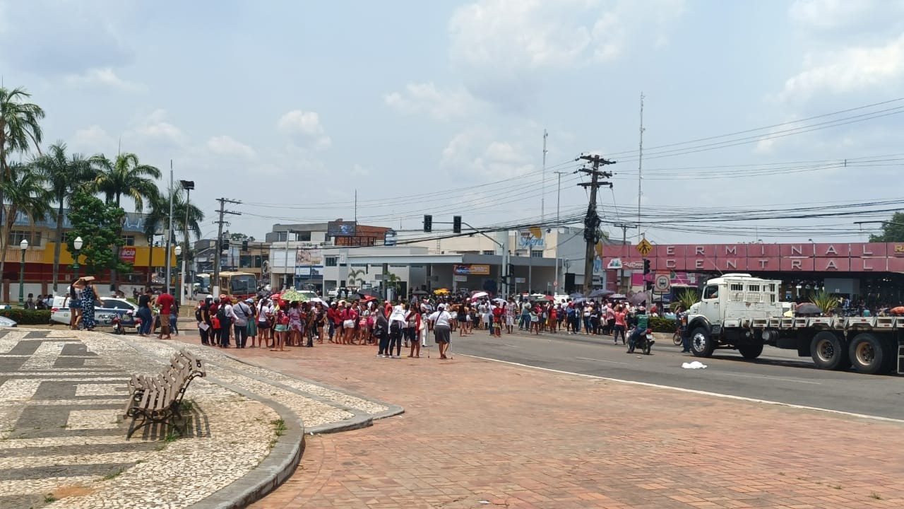 Familiares de presos em greve de fome fecham avenida em protesto no Centro de Rio Branco