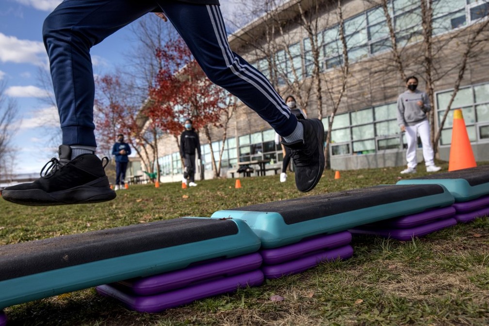 Alunos da  7ª série fazem exercícios em uma escola mantendo o distanciamento social em Stamford, no estado americano de Connecticut, na terça-feira (24). — Foto: John Moore/Getty Images/AFP