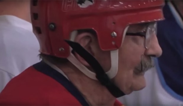 Aos 94 anos, americano não abre mão do hockey três vezes por semana (Foto: Reprodução)