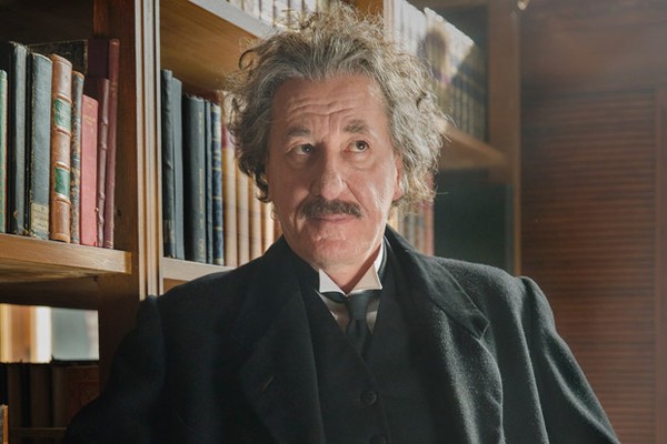 O ator Geoffrey Rush no papel do cientista Albert Einstein (Foto: Divulgação)