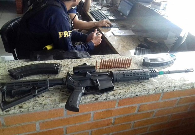 Foto cedida pela Polícia Rodoviária Federal brasileira mostra um rifle apreendido com munição ontem, 24 de abril de 2017, na cidade de São Miguel do Iguaçu (Foto: EFE)