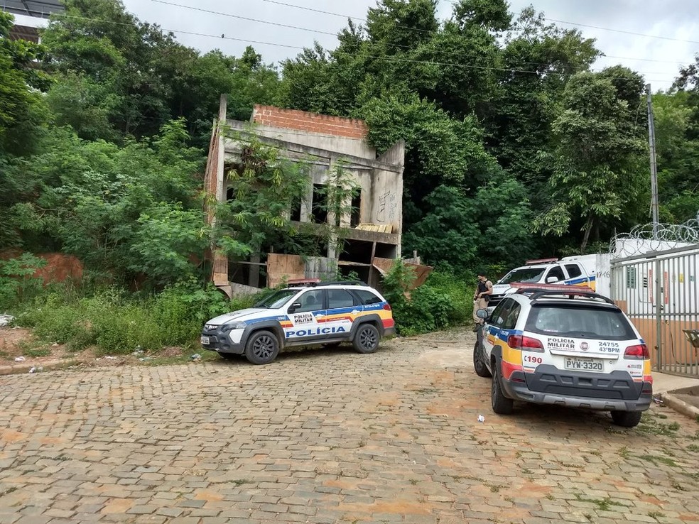 Corpo estava em uma casa abandonada no Bairro Santo Antônio  (Foto: Tiago Carvalho/Inter TV dos Vales)