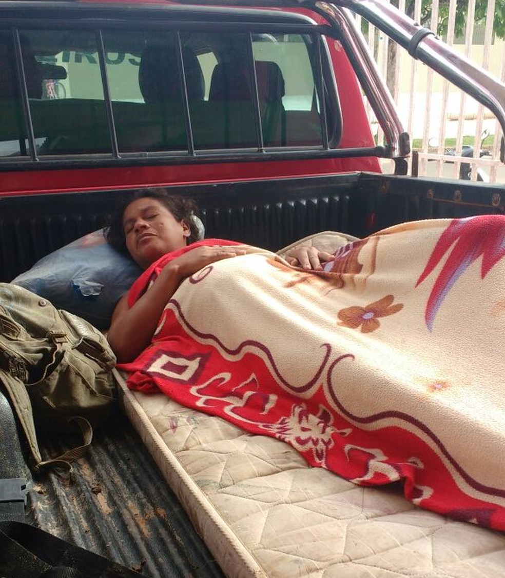 Mulher ganhou bebê em canoa e foi levada para maternidade na carroceria de viatura  no interior do AC  (Foto: Divulgação/Corpo de Bombeiros)